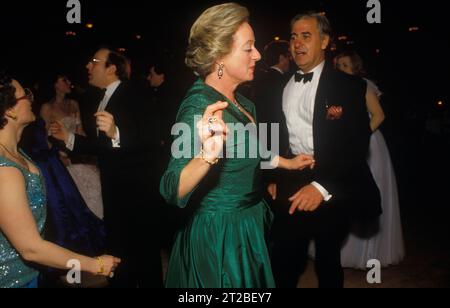 Evento affollato di cravatte nere degli anni '1980, coppia di mezza età mondiosa e ricca di stile, ritorsione per tutta la notte a una cena di ballo con cravatta nera al Tysoe Manor, Tysoe, Warwickshire, Inghilterra, aprile 1982. 1980S UK HOMER SYKES. Foto Stock