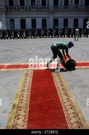 Shah d'Iran, il suo funerale di stato. Stendere il tappeto rosso per la parata militare. Cairo, Egitto 2 agosto 1980 1980s HOMER SYKES Foto Stock