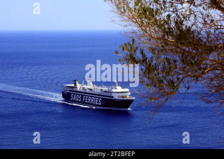 SAOS Ferries traghetto Stavros che si avvicina al porto di Tilos, Tilos, Dodecaneso, Grecia. . Maggio / giugno 2023 Foto Stock