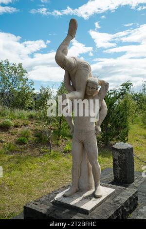 Statua del wrestling islandese Glima, Geysir, Islanda sudoccidentale Foto Stock