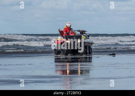 Team di salvataggio surf quad RNLI Foto Stock