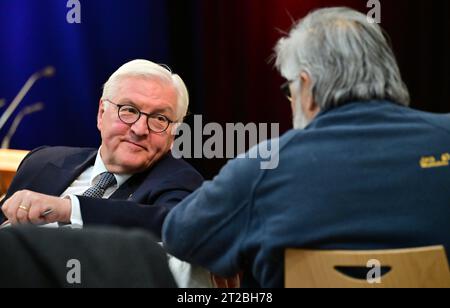 Meiningen, Germania. 18 ottobre 2023. Il presidente federale Frank-Walter Steinmeier partecipa al 3° Meininger Stadtgespräch presso la Volkshaus Meiningen. Steinmeier ha trasferito la sua residenza ufficiale a Meiningen per tre giorni come parte dell'"Ortszeit Deutschland". Le soste fuori Berlino hanno lo scopo di dialogare con i cittadini sulle sfide, i desideri e le preoccupazioni attuali. Credito: Martin Schutt/dpa/Alamy Live News Foto Stock