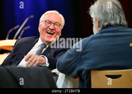 Meiningen, Germania. 18 ottobre 2023. Il presidente federale Frank-Walter Steinmeier partecipa al 3° Meininger Stadtgespräch presso la Volkshaus Meiningen. Steinmeier ha trasferito la sua residenza ufficiale a Meiningen per tre giorni come parte dell'"Ortszeit Deutschland". Le soste fuori Berlino hanno lo scopo di dialogare con i cittadini sulle sfide, i desideri e le preoccupazioni attuali. Credito: Martin Schutt/dpa/Alamy Live News Foto Stock