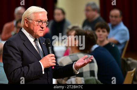 Meiningen, Germania. 18 ottobre 2023. Il presidente federale Frank-Walter Steinmeier partecipa al 3° Meininger Stadtgespräch presso la Volkshaus Meiningen. Steinmeier ha trasferito la sua residenza ufficiale a Meiningen per tre giorni come parte dell'"Ortszeit Deutschland". Le soste fuori Berlino hanno lo scopo di dialogare con i cittadini sulle sfide, i desideri e le preoccupazioni attuali. Credito: Martin Schutt/dpa/Alamy Live News Foto Stock