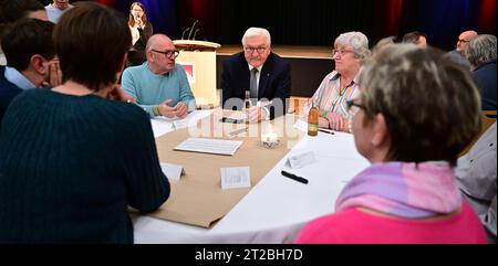 Meiningen, Germania. 18 ottobre 2023. Il presidente federale Frank-Walter Steinmeier partecipa al 3° Meininger Stadtgespräch presso la Volkshaus Meiningen. Steinmeier ha trasferito la sua residenza ufficiale a Meiningen per tre giorni come parte dell'"Ortszeit Deutschland". Le soste fuori Berlino hanno lo scopo di dialogare con i cittadini sulle sfide, i desideri e le preoccupazioni attuali. Credito: Martin Schutt/dpa/Alamy Live News Foto Stock