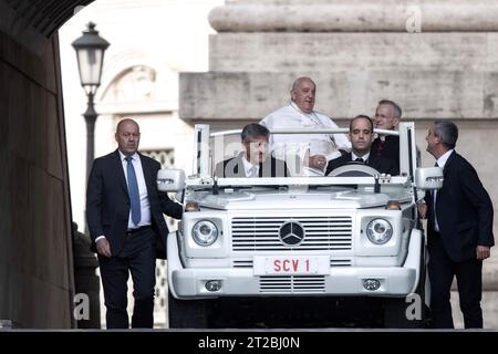 Città del Vaticano, vaticano, 18 ottobre 2023. Papa Francesco durante la sua udienza generale settimanale a San Piazza Pietro in Vaticano. Maria Grazia Picciarella/Alamy Live News Foto Stock