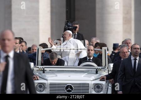 Città del Vaticano, vaticano, 18 ottobre 2023. Papa Francesco durante la sua udienza generale settimanale a San Piazza Pietro in Vaticano. Maria Grazia Picciarella/Alamy Live News Foto Stock