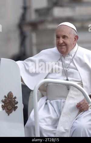 Città del Vaticano, vaticano, 18 ottobre 2023. Papa Francesco durante la sua udienza generale settimanale a San Piazza Pietro in Vaticano. Maria Grazia Picciarella/Alamy Live News Foto Stock