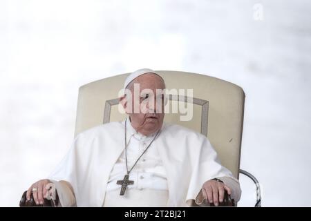 Città del Vaticano, vaticano, 18 ottobre 2023. Papa Francesco durante la sua udienza generale settimanale a San Piazza Pietro in Vaticano. Maria Grazia Picciarella/Alamy Live News Foto Stock