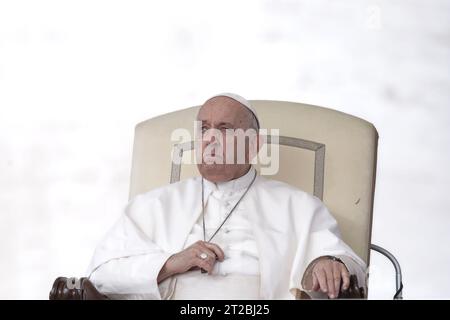 Città del Vaticano, vaticano, 18 ottobre 2023. Papa Francesco durante la sua udienza generale settimanale a San Piazza Pietro in Vaticano. Maria Grazia Picciarella/Alamy Live News Foto Stock