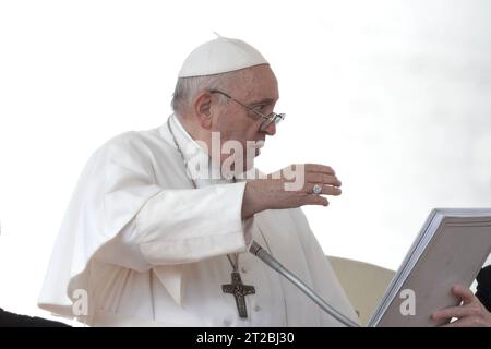 Città del Vaticano, vaticano, 18 ottobre 2023. Papa Francesco durante la sua udienza generale settimanale a San Piazza Pietro in Vaticano. Maria Grazia Picciarella/Alamy Live News Foto Stock