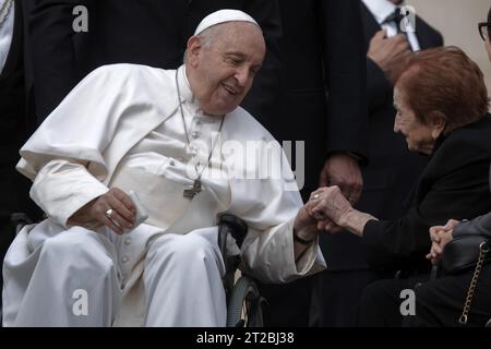 Città del Vaticano, vaticano, 18 ottobre 2023. Papa Francesco durante la sua udienza generale settimanale a San Piazza Pietro in Vaticano. Maria Grazia Picciarella/Alamy Live News Foto Stock