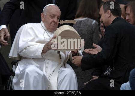 Città del Vaticano, vaticano, 18 ottobre 2023. Papa Francesco durante la sua udienza generale settimanale a San Piazza Pietro in Vaticano. Maria Grazia Picciarella/Alamy Live News Foto Stock