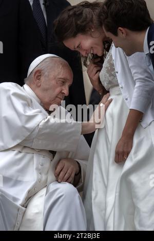 Città del Vaticano, vaticano, 18 ottobre 2023. Papa Francesco durante la sua udienza generale settimanale a San Piazza Pietro in Vaticano. Maria Grazia Picciarella/Alamy Live News Foto Stock