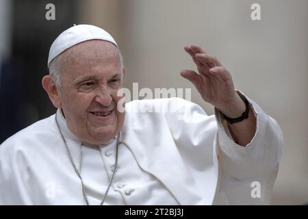 Città del Vaticano, vaticano, 18 ottobre 2023. Papa Francesco durante la sua udienza generale settimanale a San Piazza Pietro in Vaticano. Maria Grazia Picciarella/Alamy Live News Foto Stock