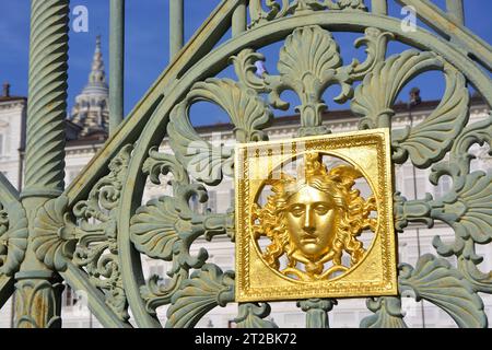 Torino, Piemonte, Italia. 09-30-2023 dettaglio della porta del Palazzo reale con il simbolo dorato della Medusa in rilievo. Foto Stock