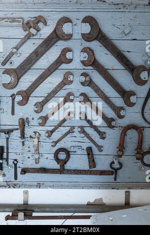 Vecchio capannone contenente utensili meccanici arrugginiti. Vecchi utensili d'epoca con ruggine Foto Stock