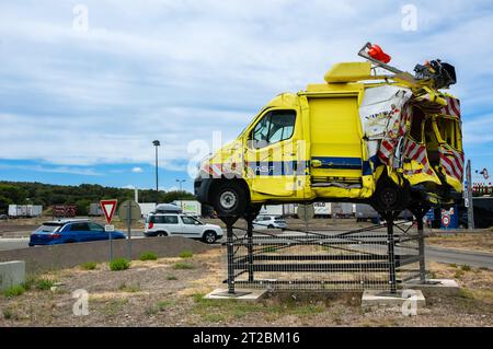 Vinassan, Francia - 31 luglio 2023: Si è schiantato presso l'area di servizio Aire de Narbonne Vinassan lungo l'autostrada A9 in Francia Foto Stock