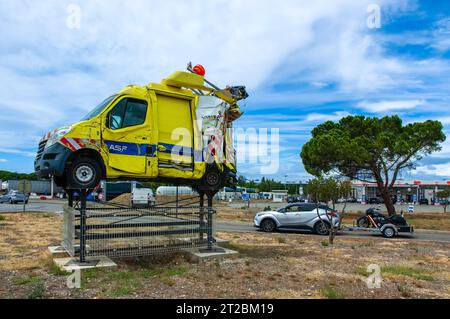 Vinassan, Francia - 31 luglio 2023: Si è schiantato presso l'area di servizio Aire de Narbonne Vinassan lungo l'autostrada A9 in Francia Foto Stock