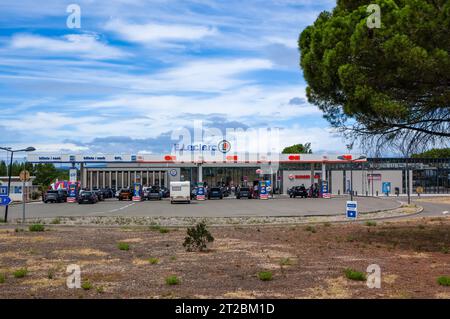 Vinassan, France - July 31, 2023: Leclerc service area Aire de Narbonne Vinassan along the A9 highway in France Foto Stock