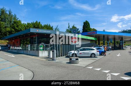 Ittingen, Svizzera - 30 luglio 2023: Area di servizio Grauholz con stazione di servizio Tamoil lungo l'autostrada in Svizzera Foto Stock