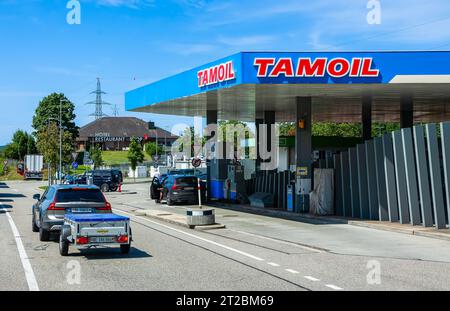 Ittingen, Svizzera - 30 luglio 2023: Area di servizio Grauholz con stazione di servizio Tamoil lungo l'autostrada in Svizzera Foto Stock