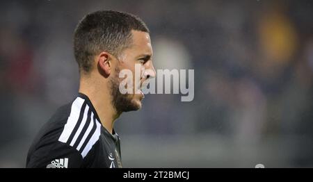 Calais, Francia. 18 ottobre 2023. Eden Hazard del Belgio raffigurato durante una partita di calcio di gala tra Variety Club France con varie personalità e una squadra di Calais, per l'associazione Les Pieces Jaunes, mercoledì 18 ottobre 2023, a Calais, in Francia. Il belga Hazard ha annunciato la scorsa settimana il suo ritiro. BELGA PHOTO VIRGINIE LEFOUR Credit: Belga News Agency/Alamy Live News Foto Stock