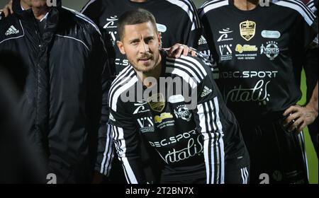 Calais, Francia. 18 ottobre 2023. Eden Hazard del Belgio raffigurato prima di una partita di calcio di gala tra Variety Club France con varie personalità e una squadra di Calais, per l'associazione Les Pieces Jaunes, mercoledì 18 ottobre 2023, a Calais, in Francia. Il belga Hazard ha annunciato la scorsa settimana il suo ritiro. BELGA PHOTO VIRGINIE LEFOUR Credit: Belga News Agency/Alamy Live News Foto Stock