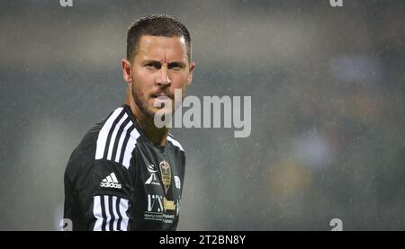 Calais, Francia. 18 ottobre 2023. Eden Hazard del Belgio raffigurato durante una partita di calcio di gala tra Variety Club France con varie personalità e una squadra di Calais, per l'associazione Les Pieces Jaunes, mercoledì 18 ottobre 2023, a Calais, in Francia. Il belga Hazard ha annunciato la scorsa settimana il suo ritiro. BELGA PHOTO VIRGINIE LEFOUR Credit: Belga News Agency/Alamy Live News Foto Stock