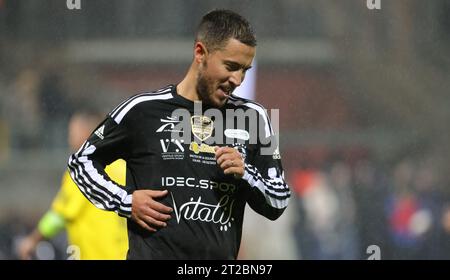 Calais, Francia. 18 ottobre 2023. Eden Hazard del Belgio raffigurato durante una partita di calcio di gala tra Variety Club France con varie personalità e una squadra di Calais, per l'associazione Les Pieces Jaunes, mercoledì 18 ottobre 2023, a Calais, in Francia. Il belga Hazard ha annunciato la scorsa settimana il suo ritiro. BELGA PHOTO VIRGINIE LEFOUR Credit: Belga News Agency/Alamy Live News Foto Stock