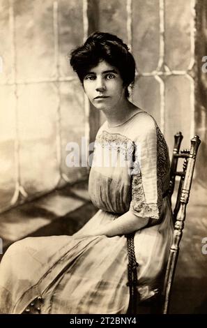 Alice Paul (1885-1977), Quacchero americano, suffragista, femminista e attivista per i diritti delle donne, Seated Portrait, Washington, D.C., USA, C.A. Edmonston, 1915 Foto Stock