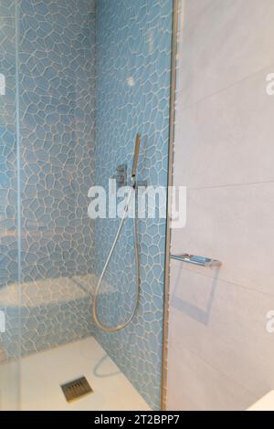 Bagno con doccia a vetri. Blu Foto Stock
