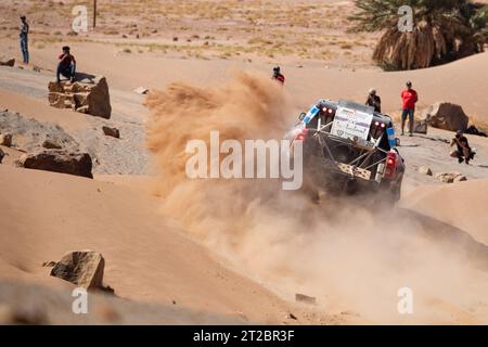 202 YACOPINI Juan Cruz (arg), OLIVERAS CARRERAS Daniel (spa), Toyota Hilux Overdrive, FIA W2RC, azione durante la seconda fase del Rallye du Maroc 2023, il 15 ottobre 2023 intorno a Zagora, Marocco - foto Joao Filipe/DPPI Credit: DPPI Media/Alamy Live News Foto Stock