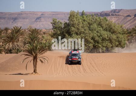 202 YACOPINI Juan Cruz (arg), OLIVERAS CARRERAS Daniel (spa), Toyota Hilux Overdrive, FIA W2RC, azione durante la seconda fase del Rallye du Maroc 2023, il 15 ottobre 2023 intorno a Zagora, Marocco - foto Joao Filipe/DPPI Credit: DPPI Media/Alamy Live News Foto Stock