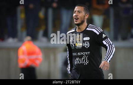 Calais, Francia. 18 ottobre 2023. Eden Hazard del Belgio raffigurato durante una partita di calcio di gala tra Variety Club France con varie personalità e una squadra di Calais, per l'associazione Les Pieces Jaunes, mercoledì 18 ottobre 2023, a Calais, in Francia. Il belga Hazard ha annunciato la scorsa settimana il suo ritiro. BELGA PHOTO VIRGINIE LEFOUR Credit: Belga News Agency/Alamy Live News Foto Stock