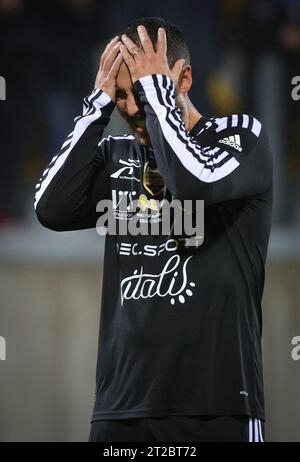 Calais, Francia. 18 ottobre 2023. Eden Hazard del Belgio raffigurato durante una partita di calcio di gala tra Variety Club France con varie personalità e una squadra di Calais, per l'associazione Les Pieces Jaunes, mercoledì 18 ottobre 2023, a Calais, in Francia. Il belga Hazard ha annunciato la scorsa settimana il suo ritiro. BELGA PHOTO VIRGINIE LEFOUR Credit: Belga News Agency/Alamy Live News Foto Stock