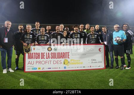 Calais, Francia. 18 ottobre 2023. I giocatori del VCL raffigurati all'inizio di una partita di calcio di gala tra Variety Club France con varie personalità e una squadra di Calais, per l'associazione Les Pieces Jaunes, mercoledì 18 ottobre 2023, a Calais, in Francia. Il belga Hazard ha annunciato la scorsa settimana il suo ritiro. BELGA PHOTO VIRGINIE LEFOUR Credit: Belga News Agency/Alamy Live News Foto Stock