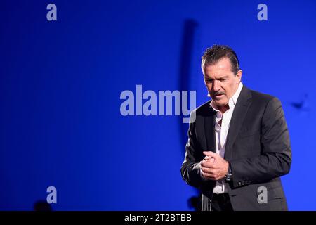 Oviedo. Spagna. 20231018, Antonio Banderas presenta Meryl Streep, Princess of Asturias Award 2023 per le arti per una conferenza "sin Guion" durante i Princesa de Asturias Awards 2023at Palacio de Congresos il 18 ottobre 2023 a Oviedo, Spagna Foto Stock