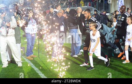 Calais, Francia. 18 ottobre 2023. Eden Hazard del Belgio raffigurato all'inizio di una partita di calcio di gala tra Variety Club France con varie personalità e una squadra di Calais, per l'associazione Les Pieces Jaunes, mercoledì 18 ottobre 2023, a Calais, in Francia. Il belga Hazard ha annunciato la scorsa settimana il suo ritiro. BELGA PHOTO VIRGINIE LEFOUR Credit: Belga News Agency/Alamy Live News Foto Stock