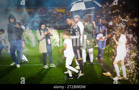 Calais, Francia. 18 ottobre 2023. Eden Hazard del Belgio raffigurato all'inizio di una partita di calcio di gala tra Variety Club France con varie personalità e una squadra di Calais, per l'associazione Les Pieces Jaunes, mercoledì 18 ottobre 2023, a Calais, in Francia. Il belga Hazard ha annunciato la scorsa settimana il suo ritiro. BELGA PHOTO VIRGINIE LEFOUR Credit: Belga News Agency/Alamy Live News Foto Stock