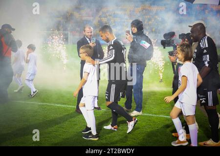 Calais, Francia. 18 ottobre 2023. Eden Hazard del Belgio raffigurato all'inizio di una partita di calcio di gala tra Variety Club France con varie personalità e una squadra di Calais, per l'associazione Les Pieces Jaunes, mercoledì 18 ottobre 2023, a Calais, in Francia. Il belga Hazard ha annunciato la scorsa settimana il suo ritiro. BELGA PHOTO VIRGINIE LEFOUR Credit: Belga News Agency/Alamy Live News Foto Stock