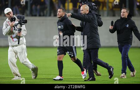 Calais, Francia. 18 ottobre 2023. Eden Hazard del Belgio raffigurato prima di una partita di calcio di gala tra Variety Club France con varie personalità e una squadra di Calais, per l'associazione Les Pieces Jaunes, mercoledì 18 ottobre 2023, a Calais, in Francia. Il belga Hazard ha annunciato la scorsa settimana il suo ritiro. BELGA PHOTO VIRGINIE LEFOUR Credit: Belga News Agency/Alamy Live News Foto Stock