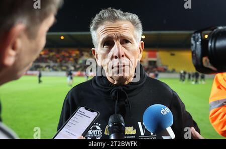 Calais, Francia. 18 ottobre 2023. Claude Puel di VCL raffigurato prima di una partita di calcio di gala tra Variety Club France con varie personalità e una squadra di Calais, per l'associazione Les Pieces Jaunes, mercoledì 18 ottobre 2023, a Calais, in Francia. Il belga Hazard ha annunciato la scorsa settimana il suo ritiro. BELGA PHOTO VIRGINIE LEFOUR Credit: Belga News Agency/Alamy Live News Foto Stock