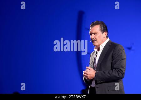 18 ottobre 2023, Madrid, Madrid, Spagna: Antonio Banderas presenta Meryl Streep, Princess of Asturias Award 2023 for Arts per una conferenza "sin Guion" durante i Princesa de Asturias Awards 2023at Palacio de Congresos il 18 ottobre 2023 a Oviedo, Spagna (Credit Image: © Jack Abuin/ZUMA Press Wire) SOLO USO EDITORIALE! Non per USO commerciale! Foto Stock