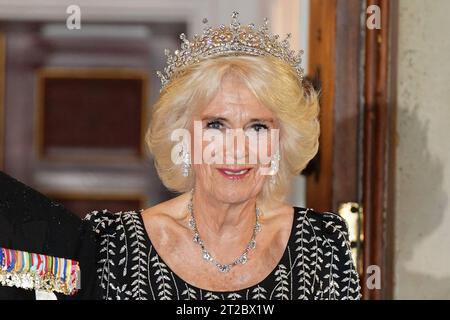 La regina Camilla arriva per partecipare a una cena alla Mansion House di Londra, per riconoscere il lavoro delle istituzioni civiche della City of London e delle Livery Companies, le antiche e moderne corporazioni commerciali della città. Data foto: Mercoledì 18 ottobre 2023. Foto Stock