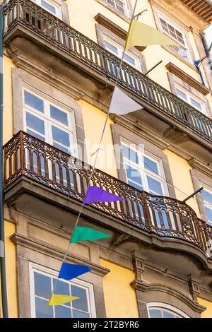 Tradizionale architettura portoghese con balconi in ferro ornati e colorate cucine a Porto Foto Stock