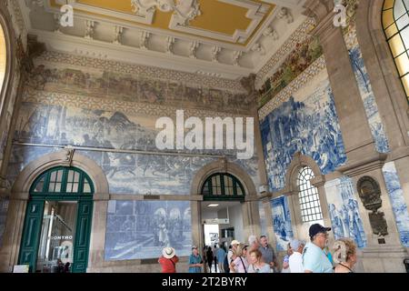 Splendidi murales con piastrelle azulejo e soffitto decorato nella storica stazione ferroviaria di Porto Foto Stock