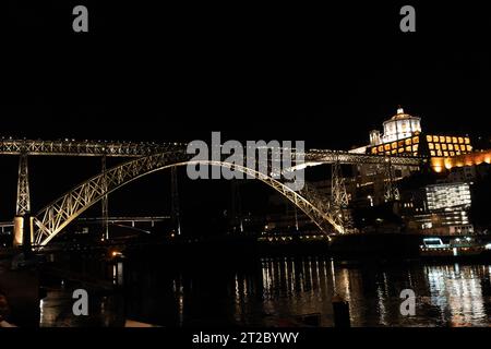 Vista notturna dell'iconico ponte Dom Luis i a Porto, Portogallo Foto Stock