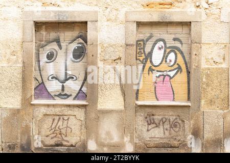 Vibrante arte di graffiti sulle pareti abbandonate dell'edificio di Porto Foto Stock