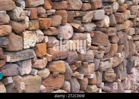Difese costiere contro le inondazioni, muri marini, barriere solide, calcestruzzo, muratura, gabbioni, maree elevate, picchi di tempesta, ingegneria leggera, tecnica di gestione naturale Foto Stock